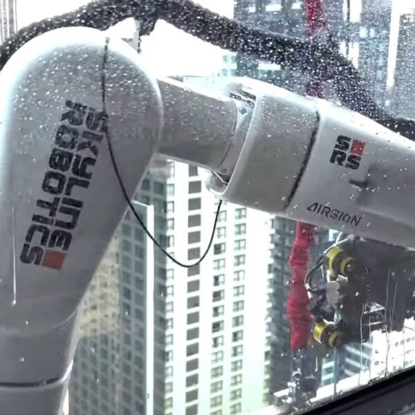 En Nueva York utilizan al moderno robot limpiacristales&hellip;