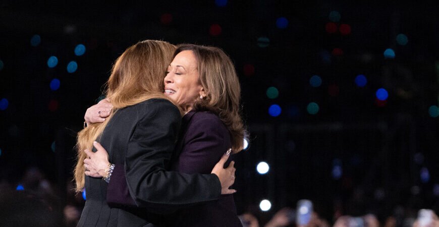 El abrazo de Kamala Harris y Beyoncé en Texas y el mensaje al electorado