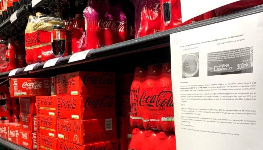 Alertan de lote de Coca-Cola contaminada en Europa