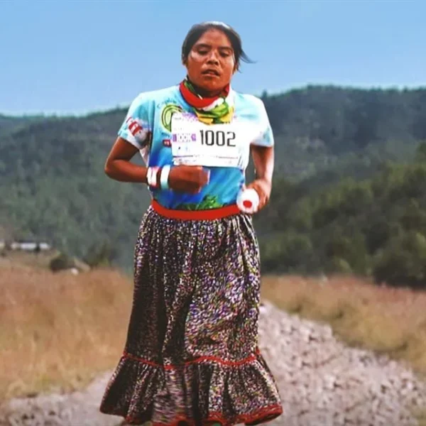 La particular corredora mexicana rarámuri
