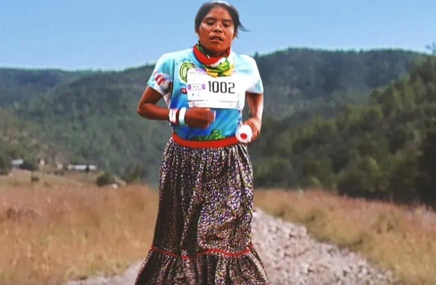 La particular corredora mexicana rarámuri