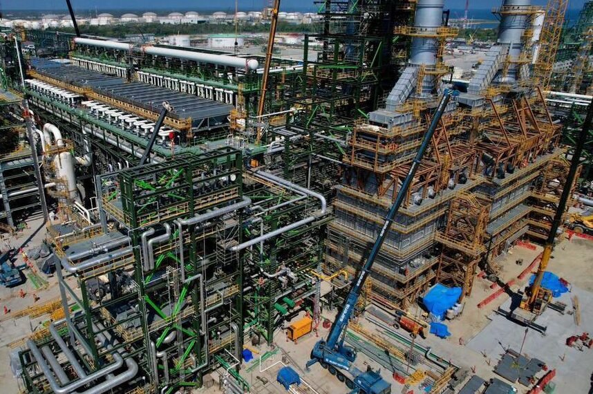 La producción de combustible en la refinería Dos&hellip;