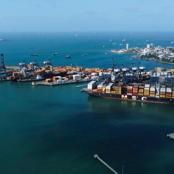 Barcos de Estados Unidos por el canal de…