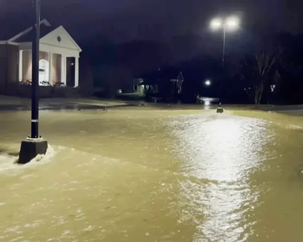 Un tornado cerca de Knoxville en Tennessee dejó…
