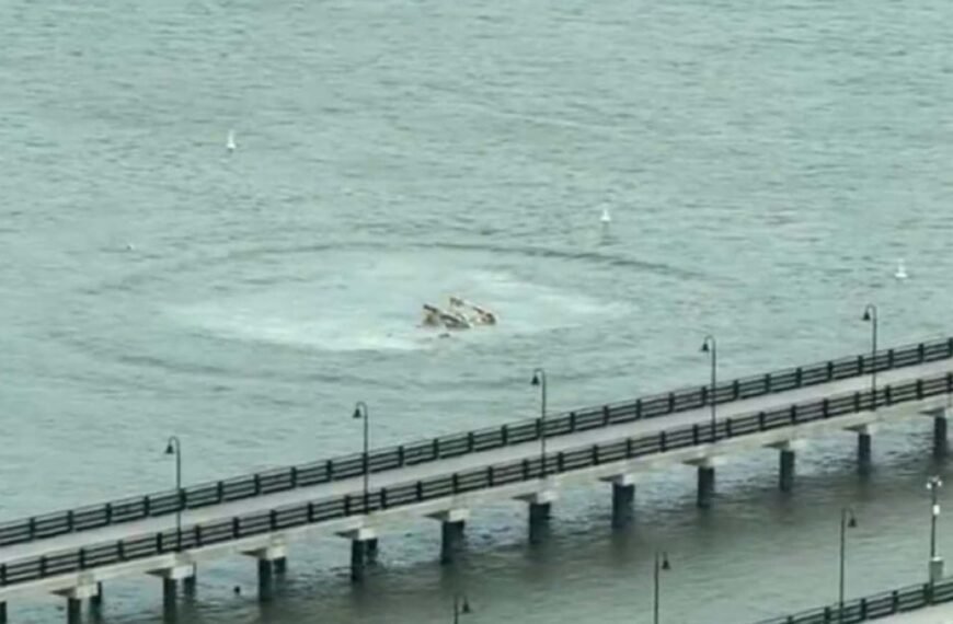 Cae un helicóptero en el río&hellip;