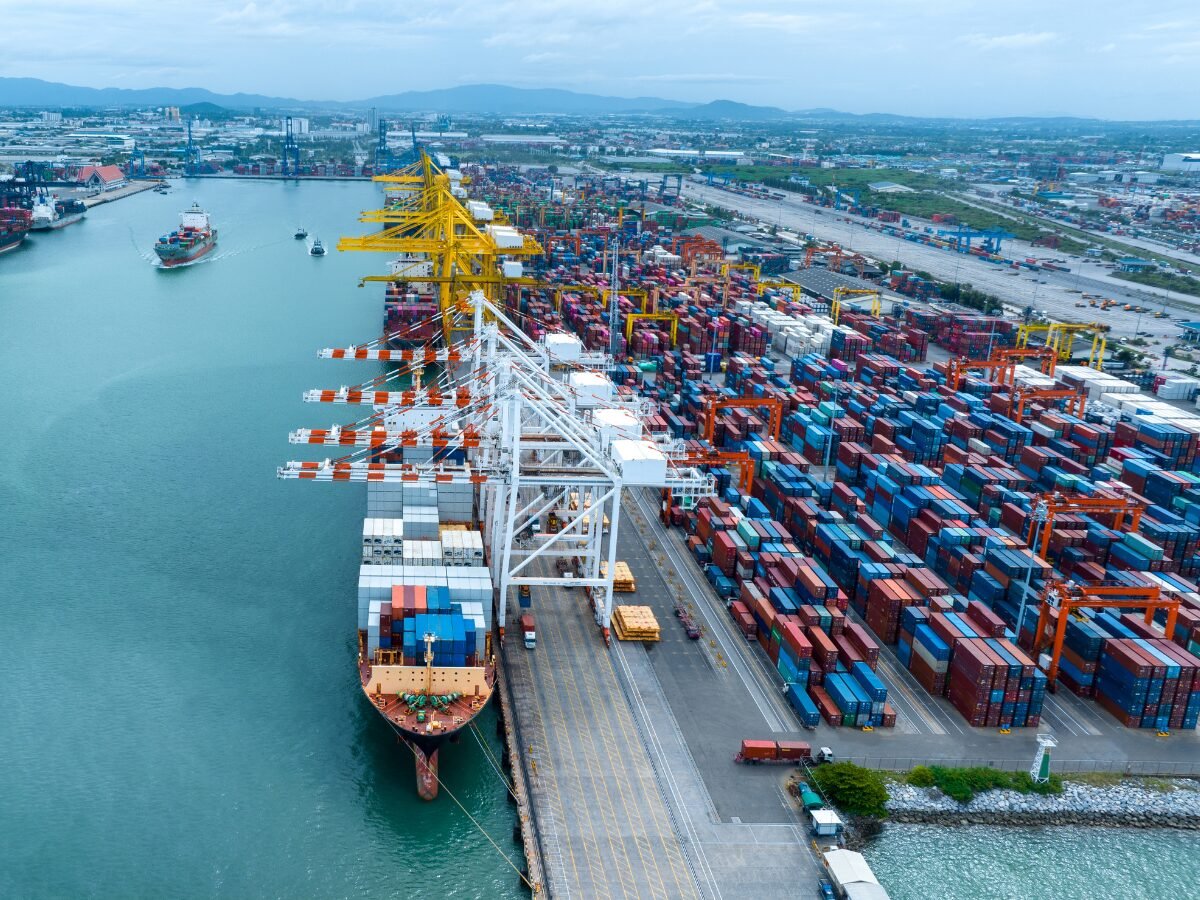 Los barcos chinos con nuevos aranceles llegan a puertos estadounidenses
