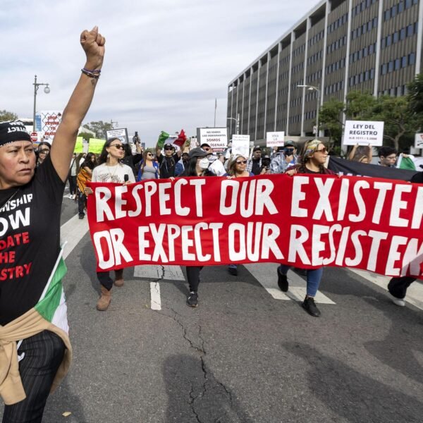 Envían Guardia Nacional contra disturbios antiinmigrantes en Los&hellip;