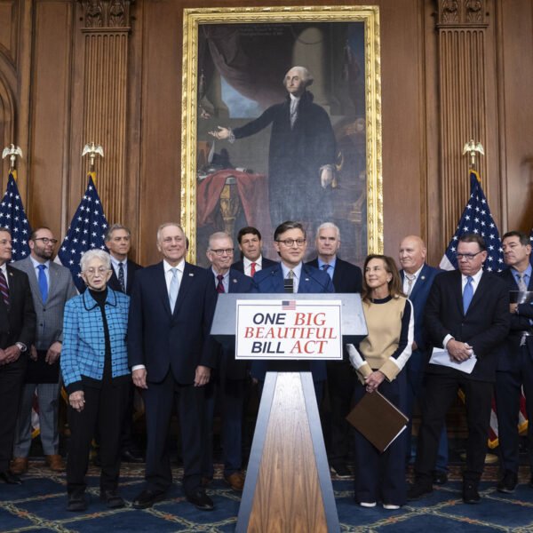 El Big Beautiful Bill encarece trámites migratorios en…