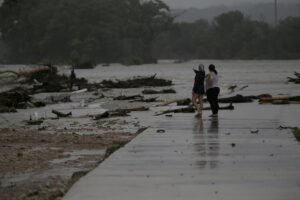 Fallecidos en Texas por inundaciones aumenta a 51, entre ellos, 15 niños