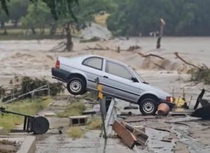 Inundación en Texas deja al menos 13 muertos y decenas de desaparecidos