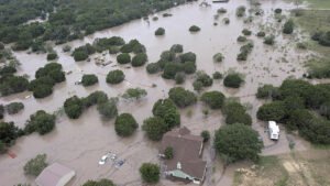 Suben a 120 los muertos por inundaciones en Texas
