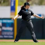 Jen Pawol, primera mujer en arbitrar en MLB, marca un hito histórico