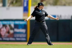 Jen Pawol, primera mujer en arbitrar en MLB, marca un hito histórico