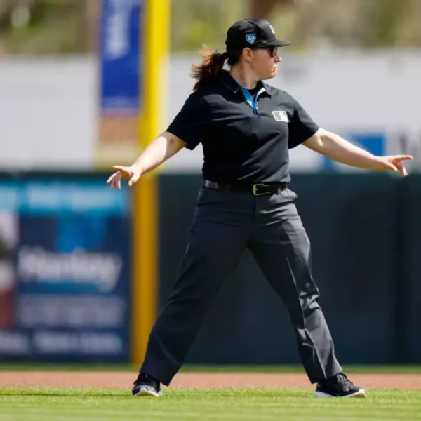 Jen Pawol, primera mujer en arbitrar en MLB,&hellip;