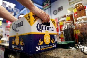 Consumidores hispanos de cerveza en Estados Unidos reducen gasto y afectan a Constellation Brands